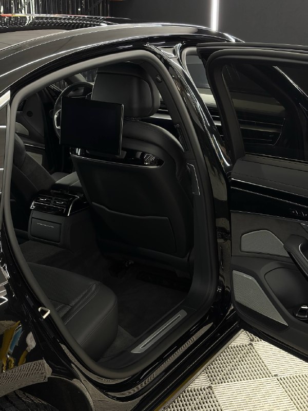 Audi A8: деталь работы 5
